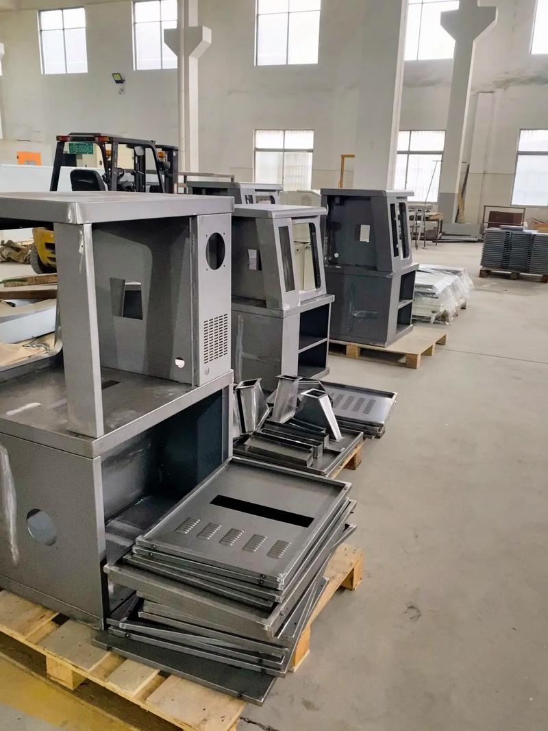 剪板机,作为金属加工中不可或缺的工具,在工业生产中扮演着重要角色。然而,不正确的使用方式可能会带来安全隐患。今天就让我们一起看看剪板机的安全操作规程及注意事项吧。